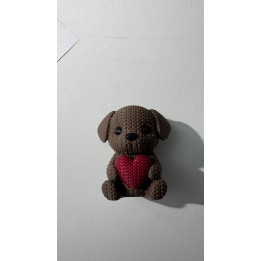 Figurine chien avec cœur tricotée multicolore