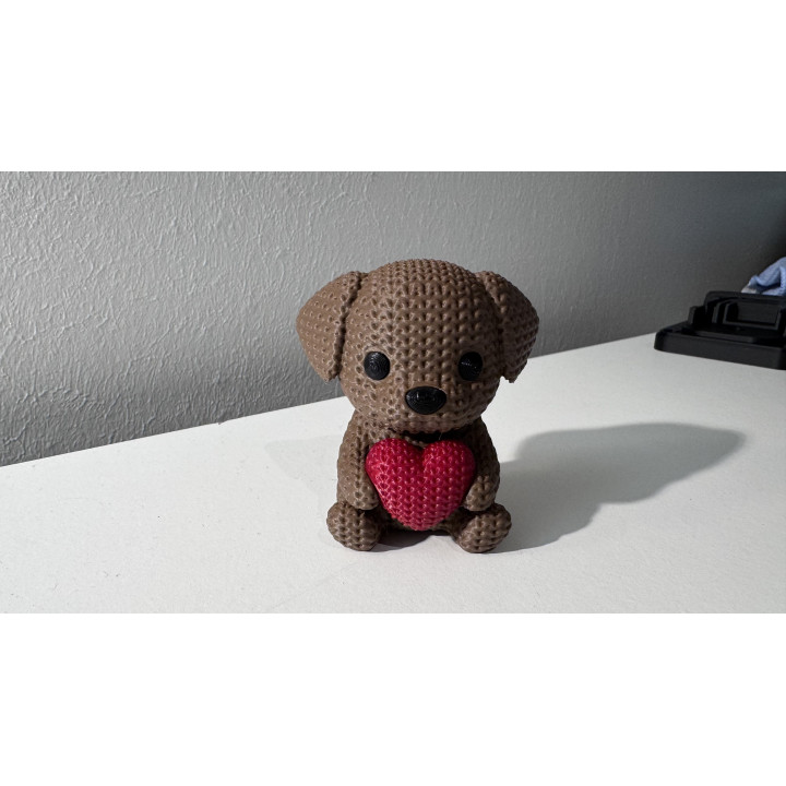 Figurine chien avec cœur tricotée multicolore