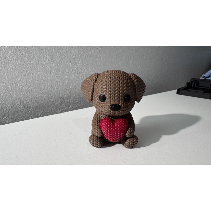 Figurine chien avec cœur tricotée multicolore