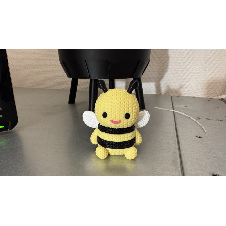 Figurine abeille tricotée multicolore