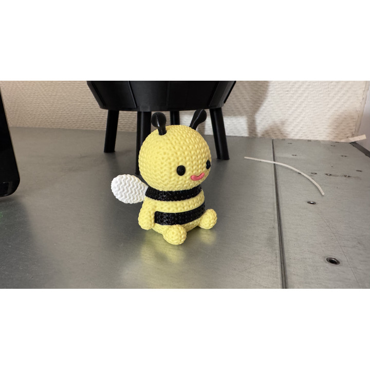 Figurine abeille tricotée multicolore